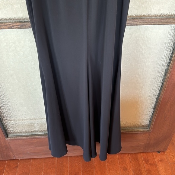 Badgley Mischka
Floral Popover Gown size 8 - Picture 12 of 13